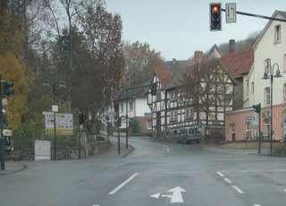 vor der Ampel an der Drehscheibe