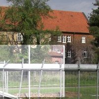 Lärmschutzzaun und Wohnhaus