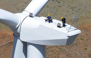 Servicearbeiten auf der Gondel einer Windenergieanlage © REpower Systems AG