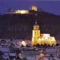 Burg und Kirche bei Nacht