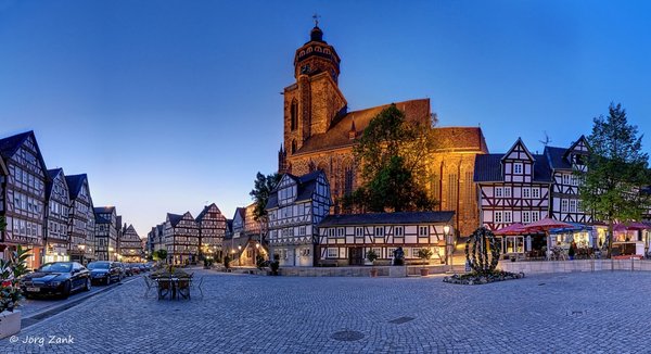 Marktplatz und Kirche
