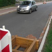 Leere Blumenkübel im Dorf