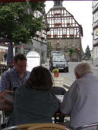 Mit dem Blick auf das Rathaus werden die letzten Unterschriftenlisten in die Sammlung eingearbeitet