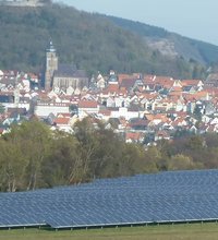 Solarpark vor der Stadtkulisse