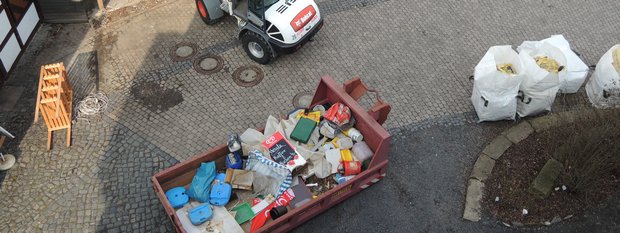 Kaffeeund Kuchen im Container