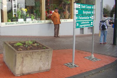 An der Drehscheibe, Beet entfernt, gepflaster und KÃ¼bel darauf gestellt.