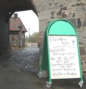 Werbetafel Toreinfahrt